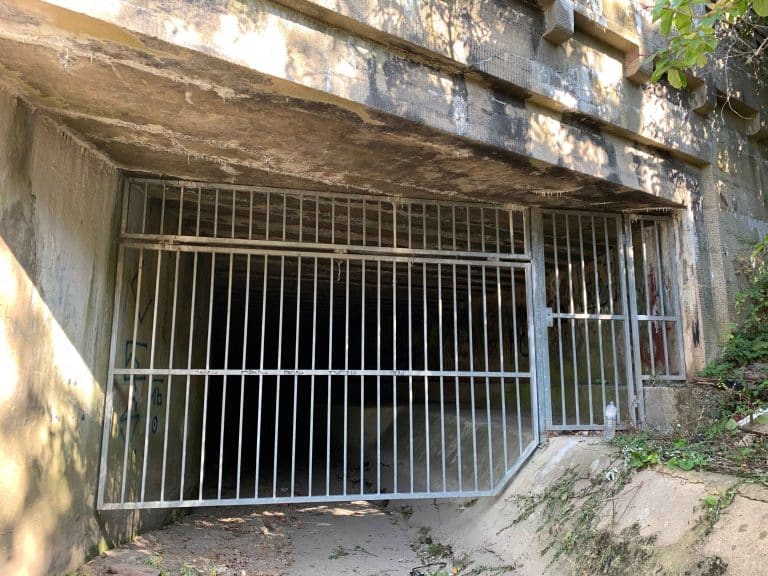 Der Südeingang des Tunnels ist mit einem Gitter versperrt