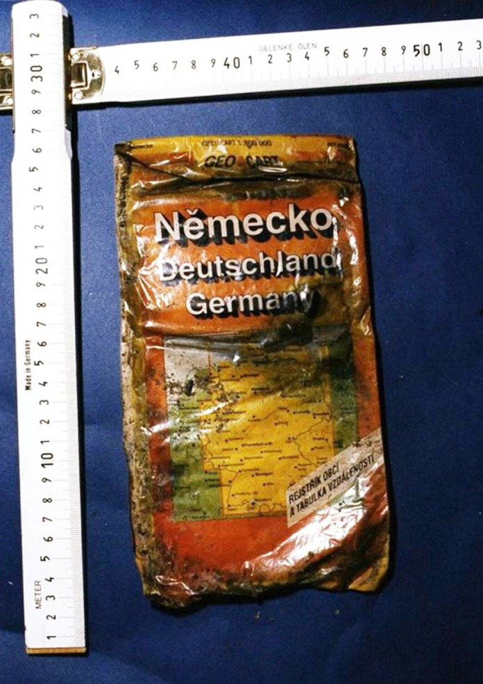 In Tristans Rucksack wurde eine Deutschlandkarte in tschechischer Sprache gefunden.